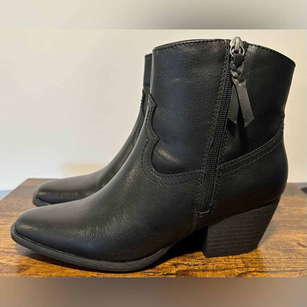 Frye and Co. Women’s Black Savi Stacked Heel Booties NWT Size 6.5